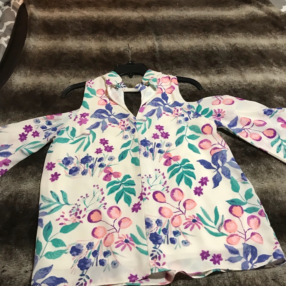 Everly V-Cut Chocker Neck Cold Shoulder Blouse - Picture 3 of 8